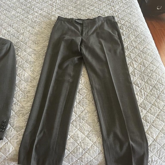 Men suit, jacket 40 size and pants are 36/32 - Picture 3 of 6